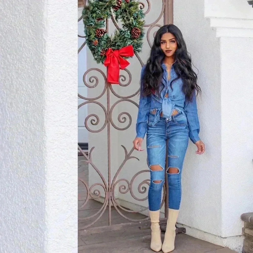 Cut out jeans with diagonal cut legs